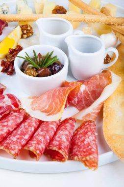 Zeytin, bal ve soslu sosis ve jambon atıştırmalıkları