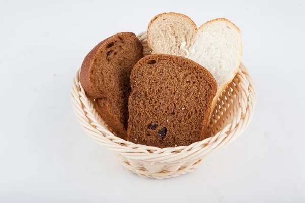 Dwie Odmiany Czarno Białego Chleba Koszyku — Zdjęcie stockowe