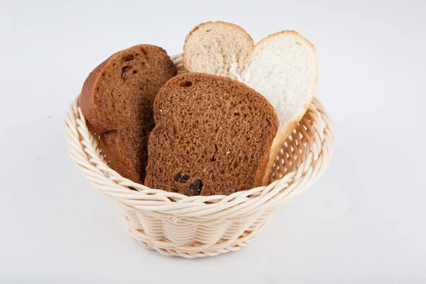 Dwie Odmiany Czarno Białego Chleba Koszyku — Zdjęcie stockowe