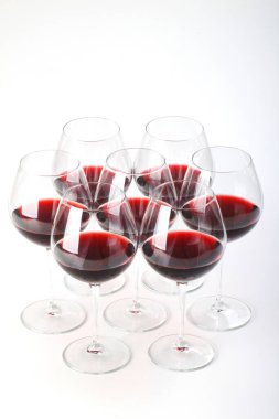 Kırpma yolu olan zarif bir kadehte kırmızı şarap.