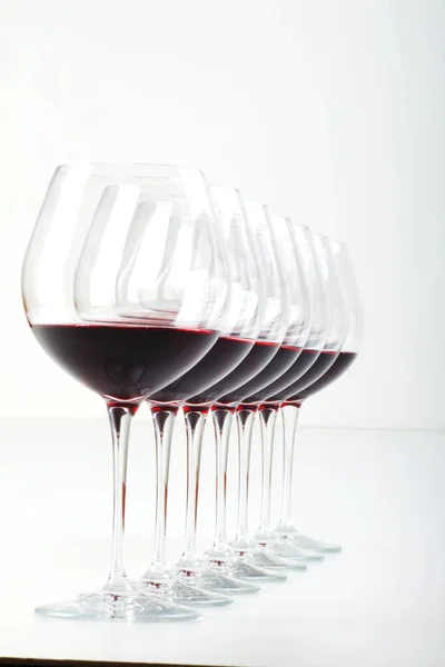 クリッピングパスを持つエレガントなガラスの赤ワイン — ストック写真