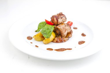 Soğanlı şiş şiş Gürcü mutfağında domuz şiş kebap ve .domates soslu kızarmış patates. Beyaz arkaplan üzerinde izole edilmiş