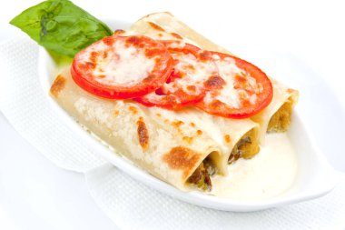 Gri bir tabakta fesleğen yaprağıyla servis edilen hamur gibi lazanya. İtalyan mutfağı, menü, tarif. Ev yapımı et lazanyası. Metin için boşluk kopyala, üst görünüm