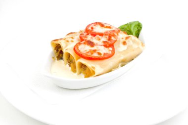 Gri bir tabakta fesleğen yaprağıyla servis edilen hamur gibi lazanya. İtalyan mutfağı, menü, tarif. Ev yapımı et lazanyası. Metin için boşluk kopyala, üst görünüm