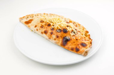 Pizza calzone beyaz arka plan tabakta