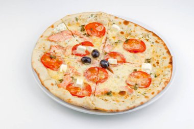 Eritilmiş mozarella peynirli İtalyan pizzası, zeytin ve domates. Beyaz arka planda izole edilmiş.