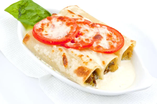 Gri bir tabakta fesleğen yaprağıyla servis edilen hamur gibi lazanya. İtalyan mutfağı, menü, tarif. Ev yapımı et lazanyası. Metin için boşluk kopyala, üst görünüm