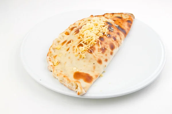 Пицца Кальзоне Белый Фон Тарелке — стоковое фото