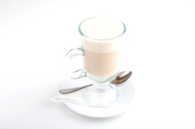 Beyaz arka planda nefis latte bardağı