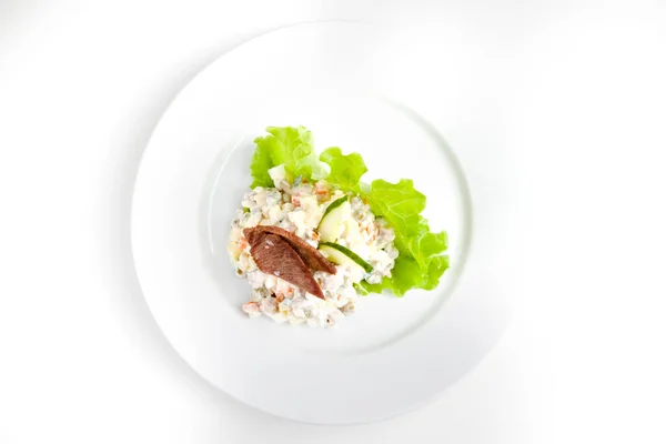 Salade Olivier Aux Herbes Sur Une Assiette Blanche Une Assiette — Photo