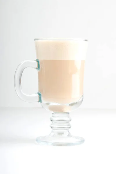 Xícara Com Delicioso Latte Fundo Branco — Fotografia de Stock