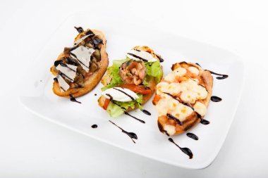 Kabaklı mozzarella ve balzamik soslu somon bruschet.