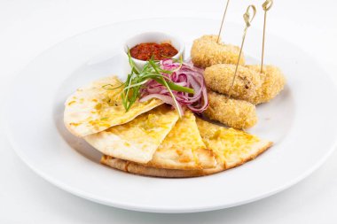 Meze ekmekli tavuk, tortilla, baharatlı domates sosu ve soğan.