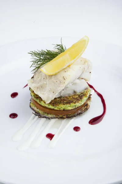 Filetto Ippoglosso Con Cotoletta Limone Verdura Con Pomodoro Stufato — Foto Stock