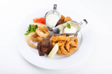 Bira tabağı, kızarmış ekmek, kalamar, soğan ve sos.