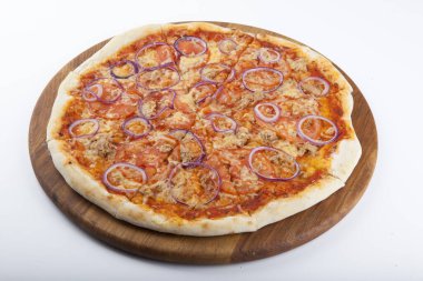 Biftek soğanlı ve domatesli pizza.