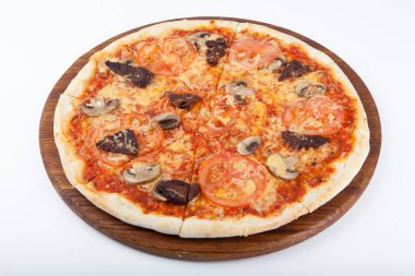 Kuzu mantarlı ve domatesli pizza.