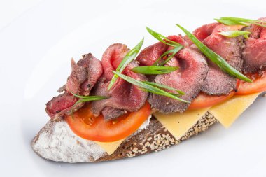 Biftek ve domates peynirli bruschetta.