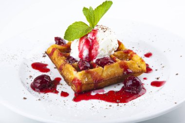 Meyve soslu tatlı Viyana waffleları