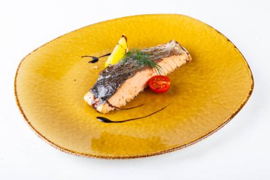 Balzamik soslu fırında alabalık bifteği ve limon