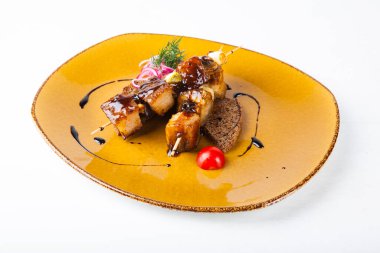 Domates soslu domuz yağı kebabı marine edilmiş soğanlı tost ve balzamik soslu.