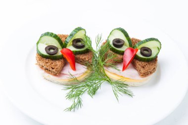 Domuz pastırmalı, peynirli ve sebzeli çocuk sandviçi.