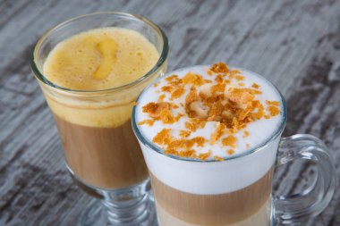 Bir kafede sıcak tatlı içecekler