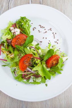 Sebzeli ve domatesli salata.