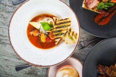 Masada deniz mahsullü domates çorbası.