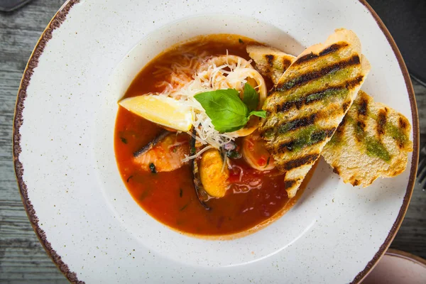 Masada deniz mahsullü domates çorbası.