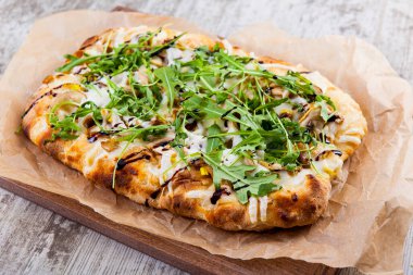 Armut peynirli ve roket soslu kabarık pasta kıskaçları.