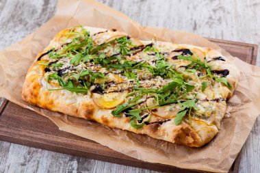 Armut peynirli ve roket soslu kabarık pasta kıskaçları.