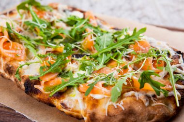 Hafif tuzlu somon peynirli pesto soslu ve roka aromalı yumuşak hamurlu pizza.