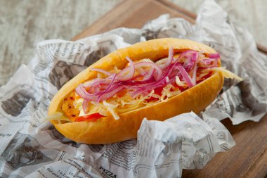 Sosisli, nugget, lahana, havuç ve soğan turşusu