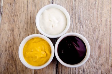 Hardallı pizza sosu ve mangal tarı.