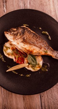 Dorado balığı, garnitürlü ve soslu.