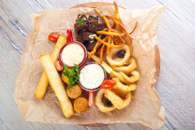 Bira çerezleri peynir kıtır kıtır peynirler baharatlı peynir topları soğan halkaları