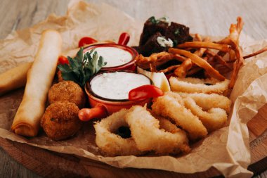 Bira çerezleri peynir kıtır kıtır peynirler baharatlı peynir topları soğan halkaları