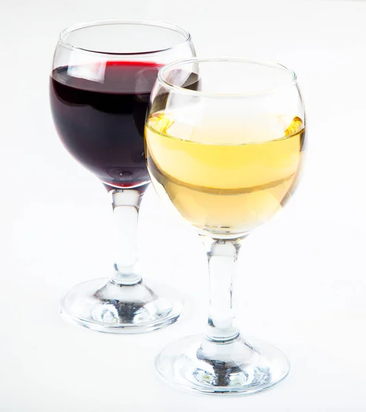 白を基調とした透明ガラスの赤と白のワイン — ストック写真