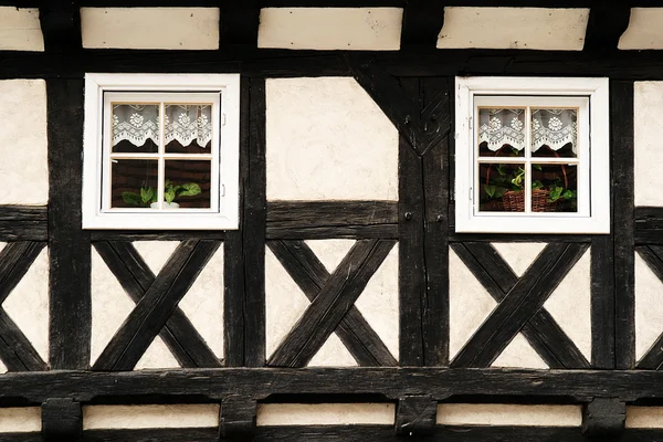 Parede de meia-madeira com duas janelas — Fotografia de Stock