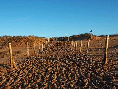 Sahildeki sahil yolu akşam ışığında renklenir.
