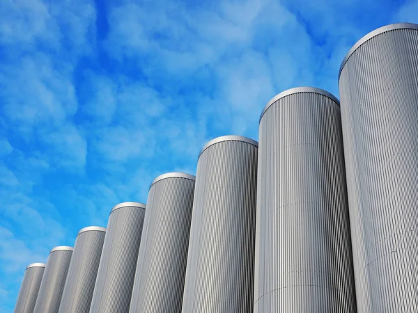 Moderni Serbatoi Industriali Stoccaggio Silo Acciaio Colorato Cielo Blu Brillante — Foto Stock