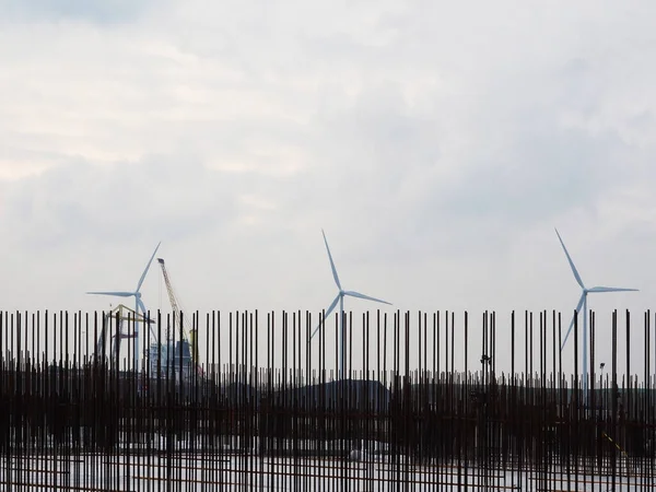 Bouwplaats Industriële Groene Energie Generator Met Kraan Achtergrond — Stockfoto