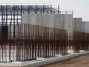 İnşaat alanındaki metal çubuklar