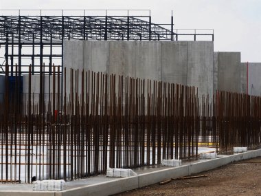 İnşaat alanındaki metal çubuklar 