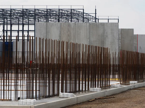 İnşaat alanındaki metal çubuklar