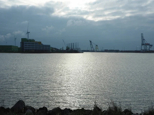 Przemysłowe Turbiny Ekologiczne Plac Budowy Horyzoncie Kanał Noord Zee Holandia — Zdjęcie stockowe
