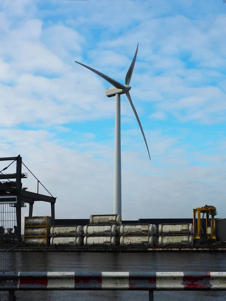 Noord Zee运河的绿色能源涡轮机和仓库储罐 — 图库照片