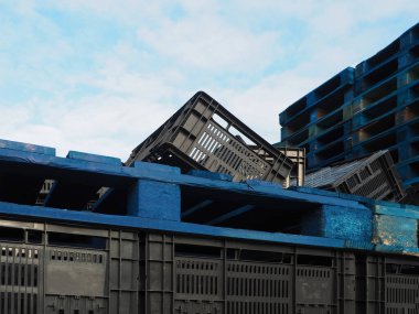 Noord Holland 'da bir depoda saklanmış gri plastik kasalar. 