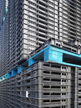 Noord Holland 'da bir depoda saklanmış gri plastik kasalar. 